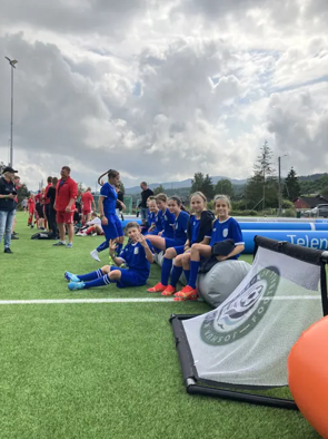 Fra vennskapsturneringen i Nittedal og med oppblåsbare fotballbinger i bakgrunnen.