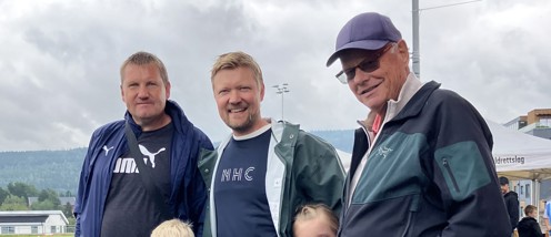 Fra venstre Chernomorets-trener Vyacheslav Obeziuk, i midten NHCs konsernsjef Yngvar Tov Herbjørnssønn, og til høyre Jon Schjold fra foreningen Støttepasninger til Ukraina.
